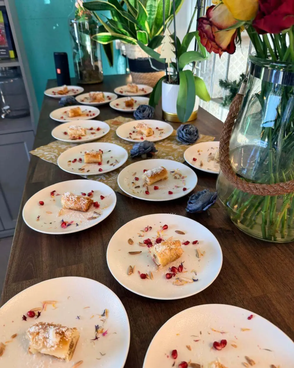 Reich gedeckte Brunch-Tafel mit Früchte-Etagère